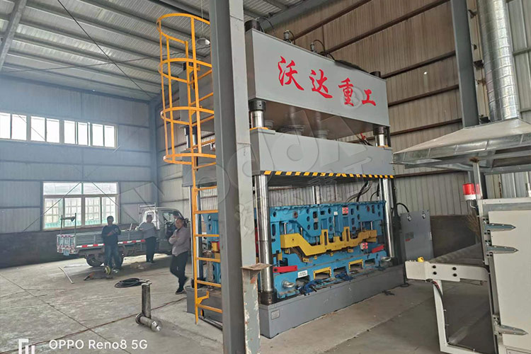 315噸汽車(chē)內飾件液壓機客戶(hù)現場(chǎng)