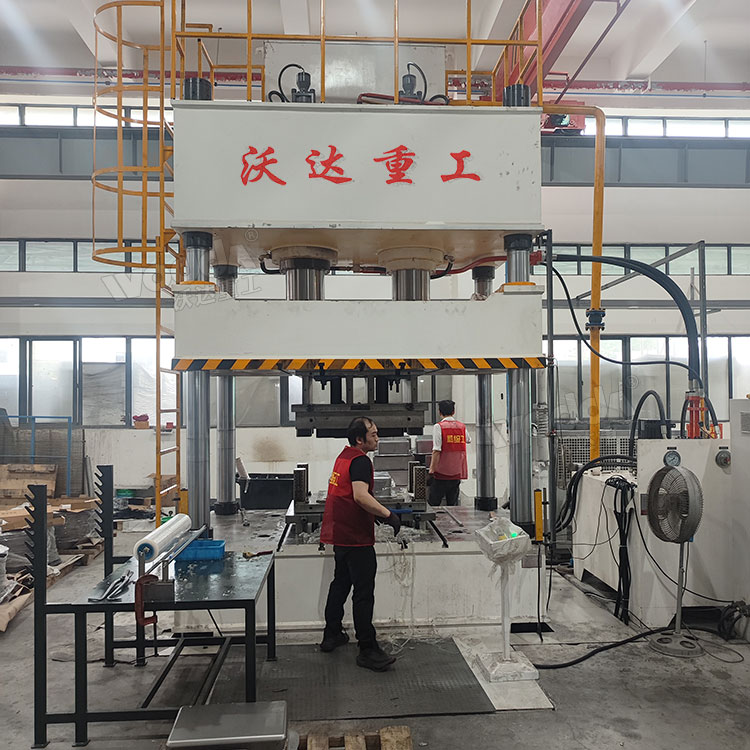 500噸不銹鋼水槽拉伸液壓機客戶(hù)現場(chǎng)試機.jpg
